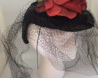 Cappello vintage anni '40 con velo e fiori rossi