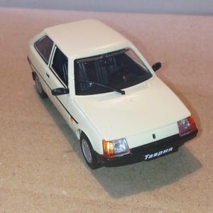 ZAZ-1102 Tavria。ウクライナ。ビンテージ。コレクターカーモデル DeAGOSTINI、1/43、子供用車。レア。ミニカー。古い車。コレクターカー