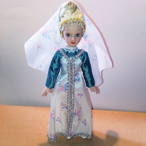 Nationales Hochzeitskostüm der Provinz Pskov. Porzellan Puppe. Hergestellt in der Ukraine. Folkloristische Puppenkunst. Folkloristisches Kleid. Sammler Puppe. DeAGOSTINI