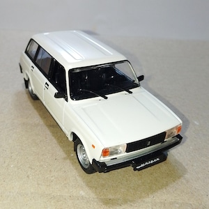 VAZ- 2104 Zhiguli、1984-2012。ヴィンテージ。コレクターモデル 1/43。子供用車。希少。ミニカー。古い車。DeAGOSTINI