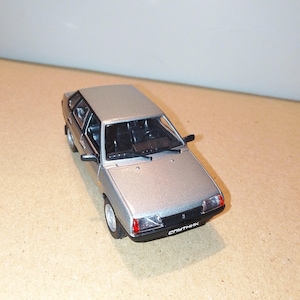VAZ-2199「スプートニク」。ヴィンテージ。コレクターズカーモデル 1/43。子供用車。希少。ミニカー。旧車。デアゴスティーニ。コレクターズカー