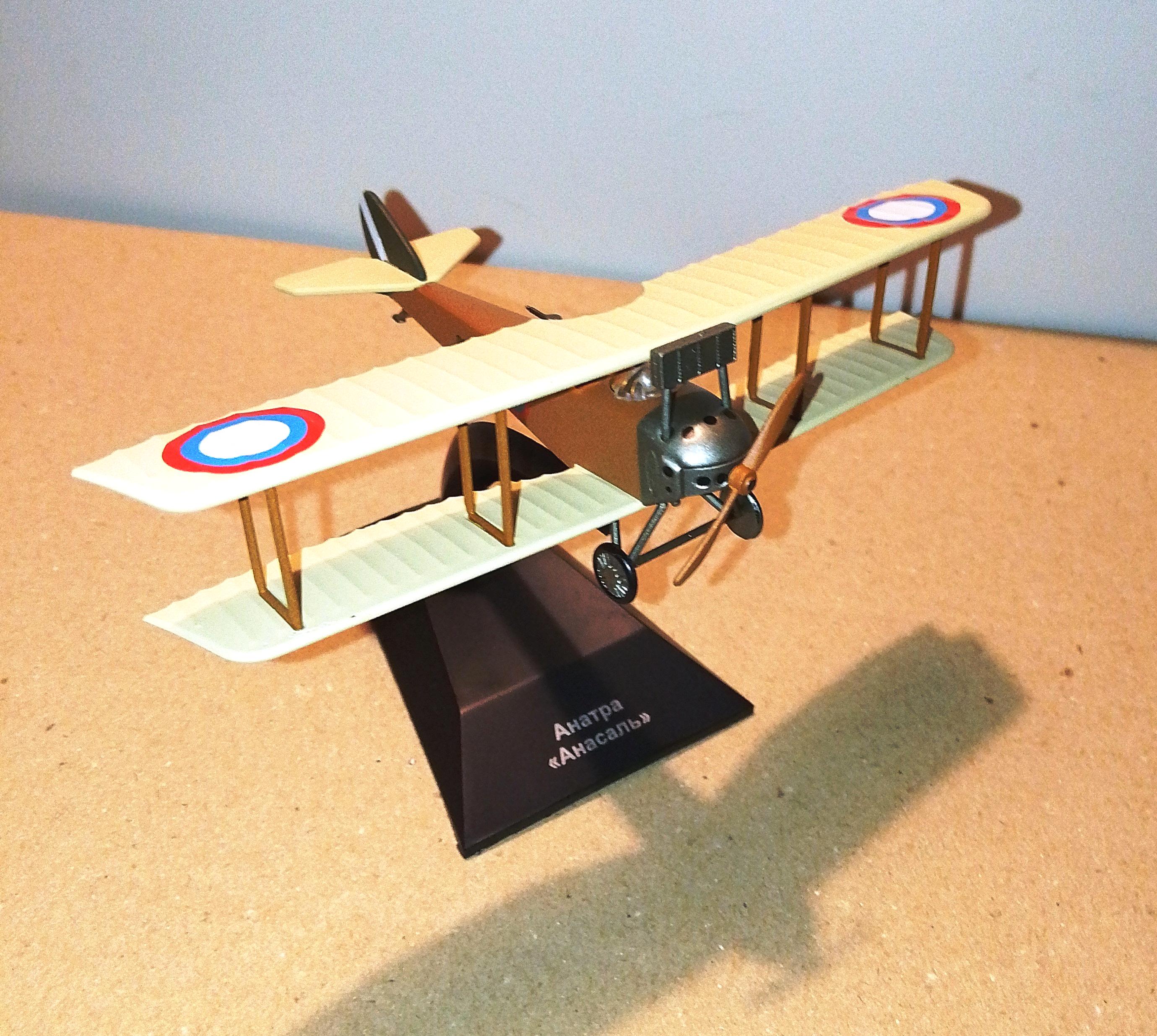 RC Het Model Heldere Rood Van Vliegtuigen Met Witte Versiering Stock RC Het Model Heldere Rood Van Vliegtuigen Met Witte Versiering Stock