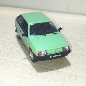 VAZ-2108「スプートニク」、1984-2004年。ソ連。ヴィンテージ。コレクター向けカーモデル1/43。子供用車。希少。ミニカー。古い車。デアゴスティーニ