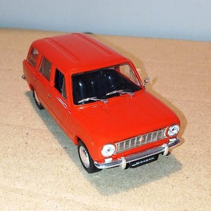VAZ- 2102 Zhiguli。ヴィンテージ。コレクターモデル 1/43。子供用車。希少。ミニカー。古い車。DeAGOSTINI
