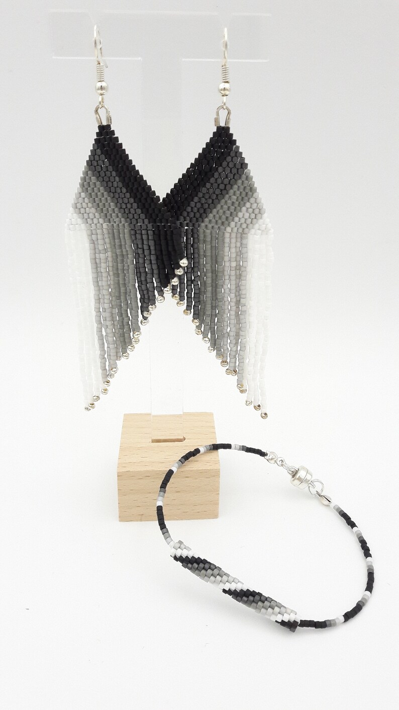Set bracelet and earrings made of glass beads