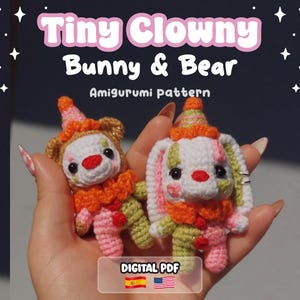 Puede incluir: Dos pequeñas figuras amigurumi de ganchillo, un oso y un conejo, vestidos de payasos con cuellos de volante naranjas y sombreros puntiagudos. El oso es marrón y el conejo es blanco con manchas verdes. El texto dice Tiny Clouny Bunny & Bear.