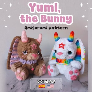 Puede incluir: Dos muñecos de conejo amigurumi tejidos a ganchillo con cuernos, uno marrón y otro blanco, con almohadillas rosas, estrellas en la frente y detalles coloridos. El texto dice Yumi, the Bunny Amigurumi pattern y DIGITAL PDF con banderas.