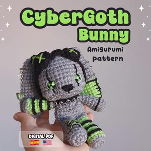Puede incluir: Un conejo amigurumi de ganchillo gris con detalles en verde neón, que lleva gafas negras con costuras en cruz verdes y un collar de pinchos con cadena. El texto CyberGoth Bunny Amigurumi pattern y Digital PDF es visible en la imagen.