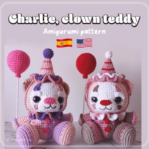 Puede incluir: Dos osos de peluche payaso de crochet, uno rosa y otro marrón, con globos rojos y rosas. Los osos llevan trajes de payaso rosa y morado con caras blancas y ojos negros. El texto "Charlie, clown teddy Amigurumi pattern" está por encima de los osos.