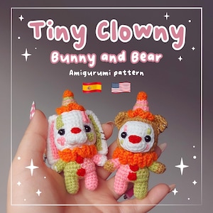 Puede incluir: Dos figuras amigurumi de ganchillo: un conejito y un oso, ambos vestidos de payasos. El conejito es blanco con detalles rosas y verdes, mientras que el oso es marrón con rosa y verde. Se muestra el texto "Tiny Clowny Bunny and Bear Amigurumi pattern".