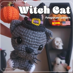 Puede incluir: Un gato bruja amigurumi de crochet gris que lleva un sombrero de bruja negro con una banda morada y una hebilla amarilla. El gato sostiene una pequeña calabaza naranja. La imagen incluye el texto "Witch Cat Amigurumi pattern" y banderas de España y Estados Unidos.