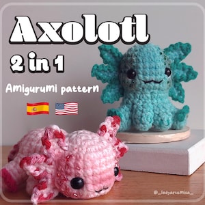 Puede incluir: Patrón de amigurumi de axolotl en inglés y español. Se muestran dos peluches de axolotl tejidos a crochet, uno rosa y otro azul verdoso. El patrón incluye instrucciones para ambos.