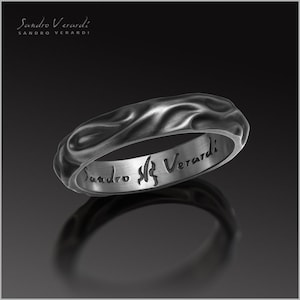 Puede incluir: Un anillo de plata con un dise&ntilde;o texturizado y ondulado. El interior del anillo est&aacute; grabado con las palabras "Sandro Verardi".