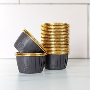 Pirottini di carta per muffin e cupcake, pirottini cromati plissettati in lamina metallica nera e oro per feste ed eventi
