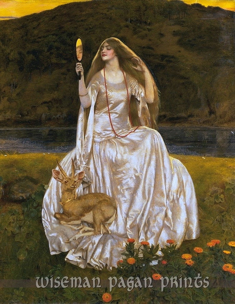 Puede incluir: Una mujer con un vestido blanco se sienta en una orilla cubierta de hierba, sosteniendo un espejo y mirando su reflejo. Un peque&ntilde;o ciervo se sienta a su lado. El fondo es un paisaje con un r&iacute;o y colinas.