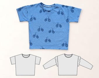 Könnte beinhalten: Ein hellblaues Kurzarm-T-Shirt mit dunkelblauem Fahrradmuster und einer Brusttasche. Unter dem T-Shirt befinden sich zwei technische Strichzeichnungen: eine zeigt die Kurzarmversion, die andere eine Langarmversion mit gerüschten Schultern.