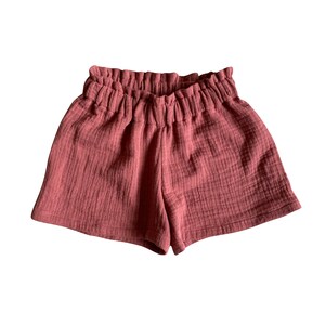 Op de afbeelding: Een roze short met een geplooide, elastische tailleband. De short is gemaakt van een textuurstof. De stijl is casual en comfortabel. Deze short is geschikt voor dagelijks gebruik.