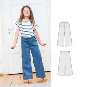 Könnte beinhalten: Ein Kind trägt eine blaue Cordhose und ein weiß-blau gestreiftes T-Shirt. Die Hose hat ein weites Bein und Taschen. Eine Strichzeichnung der Hose befindet sich auf der rechten Seite des Bildes.