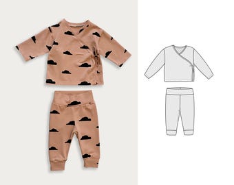 Puede incluir: Un conjunto de dos piezas compuesto por una blusa cruzada de manga larga y pantalones a juego en color rosa empolvado. Ambas prendas presentan un estampado repetitivo de nubes negras. La blusa tiene un cierre lateral con lazo y el pantalón una cintura elástica.