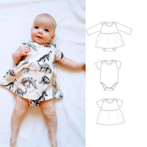 Op de afbeelding: Een crèmekleurige babybody met een jurkje met korte mouwen en een zwarte dinosauriërskeletprint, vergezeld van een technische lijntekening die drie verschillende kledingstukken met lange en korte mouwen weergeeft.