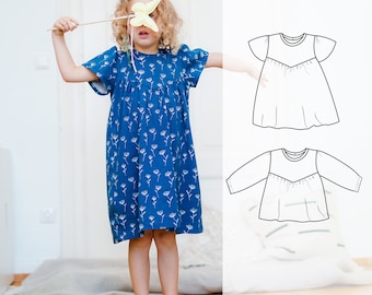 Op de afbeelding: Een blauwe jurk met een bloemenpatroon, gedragen door een kind dat een geel vlinder speelgoed vasthoudt. De jurk heeft korte mouwen en een geplooide rok. Naast het kind is een lijntekening van een vergelijkbare jurk te zien.