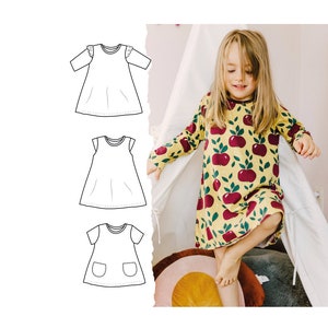Op de afbeelding: Een meisje draagt een gele jurk met een patroon van rode appels en groene bladeren. De jurk heeft lange mouwen en een ronde halslijn. De afbeelding toont ook drie schetsen van jurkontwerpen.