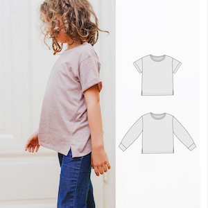 Puede incluir: Una ni&ntilde;a lleva una camiseta malva con aberturas laterales y pantalones vaqueros azules. Dos dibujos lineales de camisetas se muestran sobre un fondo blanco. El dibujo superior muestra una camiseta de manga corta. El dibujo inferior muestra una camiseta de manga larga.