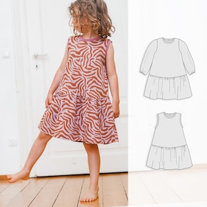 Pode incluir: Um vestido sem mangas com estampa de zebra marrom e rosa. O vestido tem uma saia franzida e um decote redondo. O vestido é mostrado em uma menina.