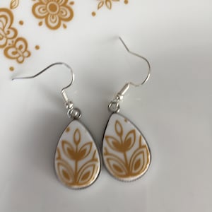 Corelle Gloden Butterfly Pattern, Broken Plate Earrings, Broken China Jewelry, Vintage China, Corelle Earrings
