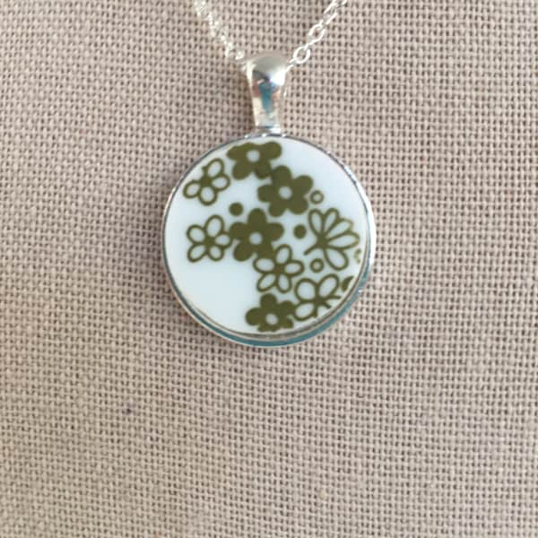 Corelle Spring Blossom Daisy Dinner Plate Pendant Necklace, Broken China Jewelry