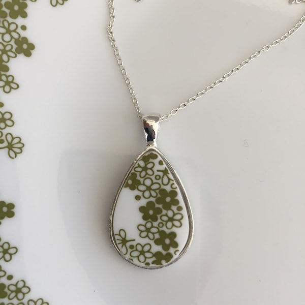 Corelle Spring Blossom Daisy Dinner Plate Pendant Necklace, Broken China Jewelry, Teardrop necklace