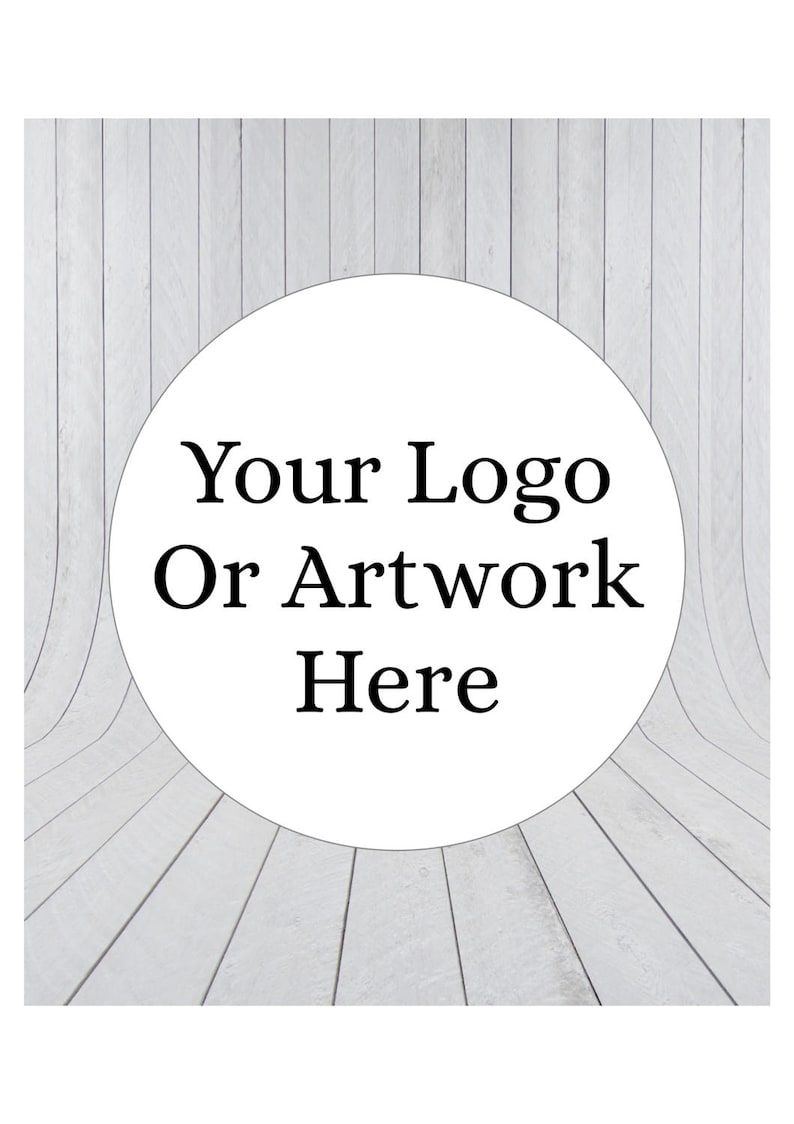 Pu&ograve; includere: Un'area circolare bianca centrata su uno sfondo di assi di legno verticali grigio chiaro. Il cerchio bianco contiene il testo nero "Your Logo Or Artwork Here" in un carattere serif, posizionato centralmente per un design personalizzato.