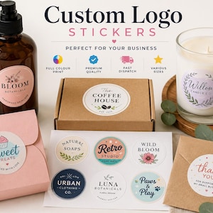 Pu&ograve; includere: Adesivi con logo personalizzato mostrati su una bottiglia marrone, una scatola di cartone, una candela, una scatola rosa e una busta kraft. Un foglio di adesivi presenta vari design circolari con testo tra cui The Coffee House, Natural Soaps, Retro Studio, Wild Bloom, Urban Clothing Co, Luna Botanicals, Paws & Play e Thank You.