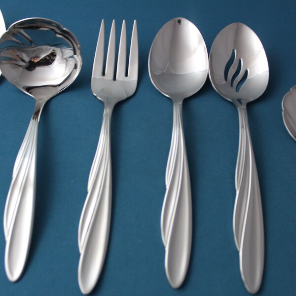 7 - Oneida Deluxe GOLDEN CALLA LILY Glossy Stainless Flatware SERVING