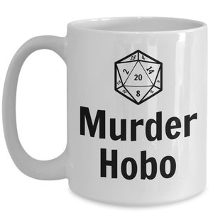 K&ouml;nnte beinhalten: Wei&szlig;e Keramiktasse mit einer Schwarzwei&szlig;illustration eines zwanzigseitigen W&uuml;rfels und dem Text "Murder Hobo".