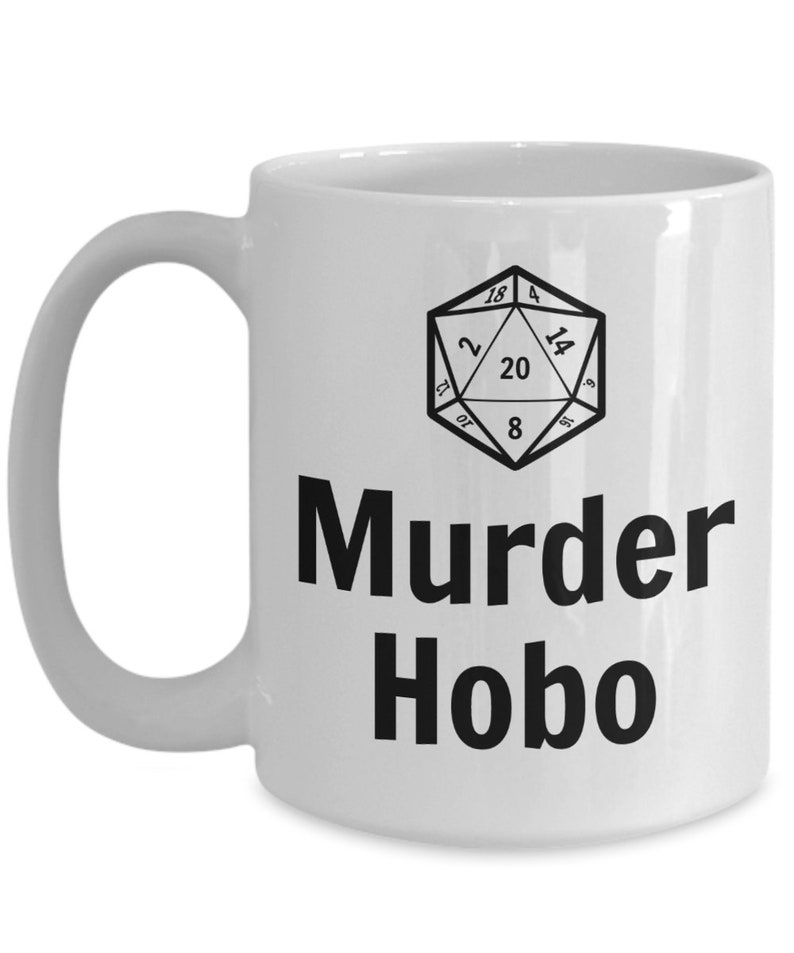 K&ouml;nnte beinhalten: Wei&szlig;e Keramiktasse mit einer Schwarzwei&szlig;illustration eines zwanzigseitigen W&uuml;rfels und dem Text "Murder Hobo".