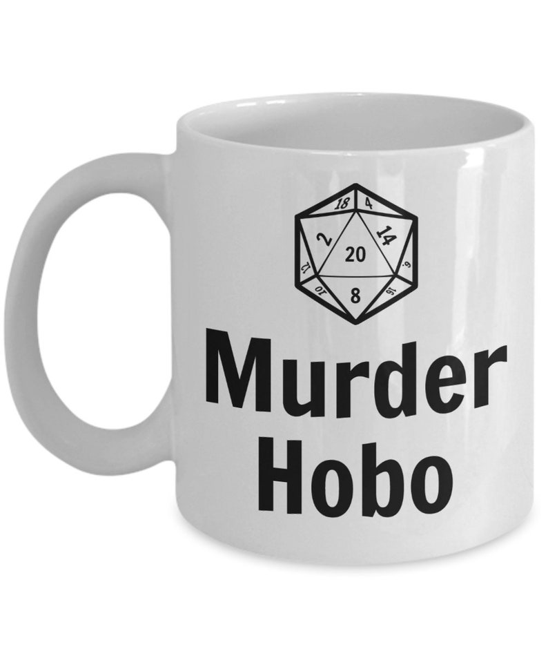 K&ouml;nnte beinhalten: Wei&szlig;e Keramiktasse mit einer Schwarzwei&szlig;illustration eines zwanzigseitigen W&uuml;rfels und dem Text "Murder Hobo".