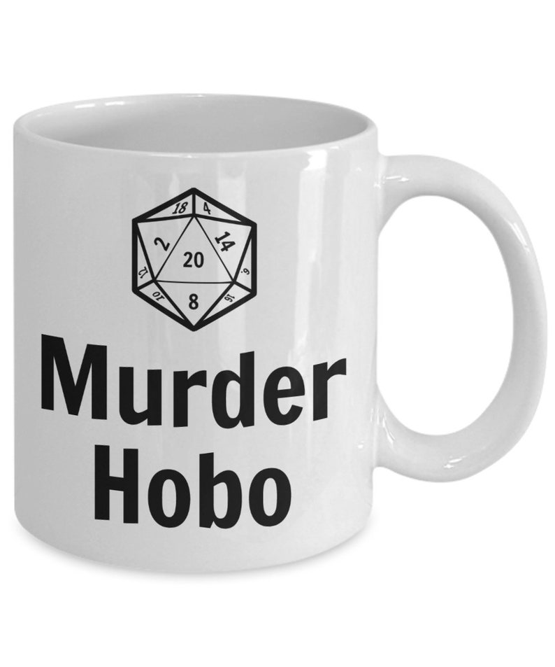 K&ouml;nnte beinhalten: Wei&szlig;e Keramik-Kaffeetasse mit einer Schwarzwei&szlig;-Illustration eines zwanzigseitigen W&uuml;rfels und dem Text "Murder Hobo".