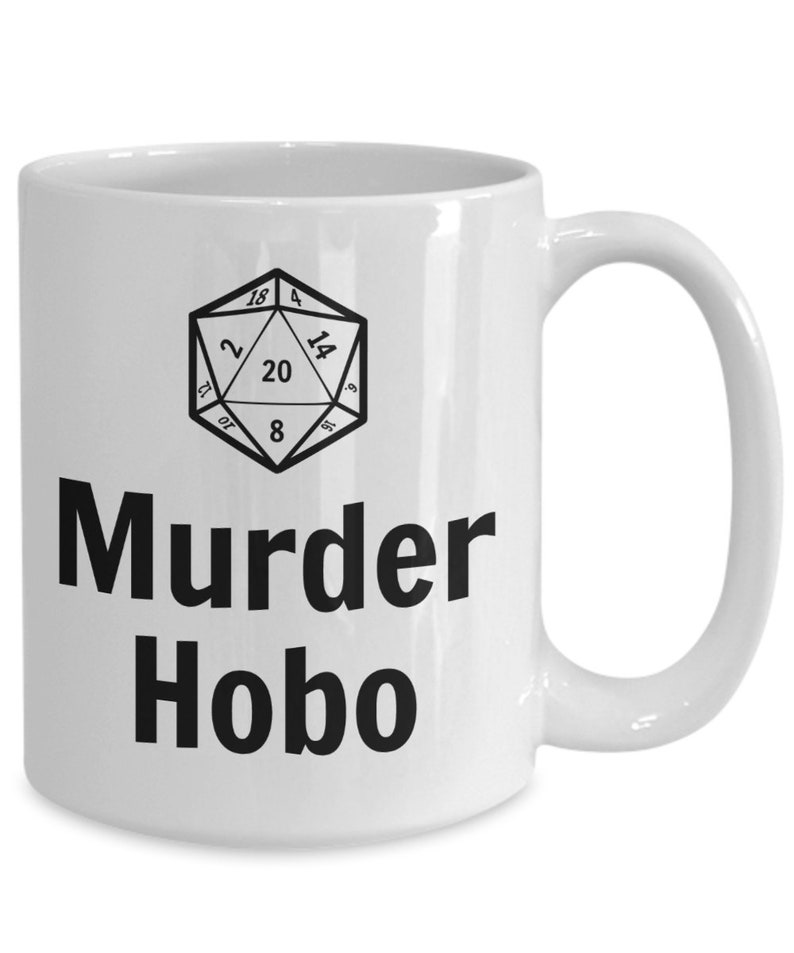 K&ouml;nnte beinhalten: Wei&szlig;e Keramiktasse mit einer Schwarzwei&szlig;illustration eines zwanzigseitigen W&uuml;rfels und dem Text "Murder Hobo".