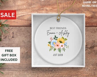 Könnte beinhalten: Weißer Keramik-Anhänger mit Blumenmuster und dem Text "Best Friends Emma + Ashley Est 2018".