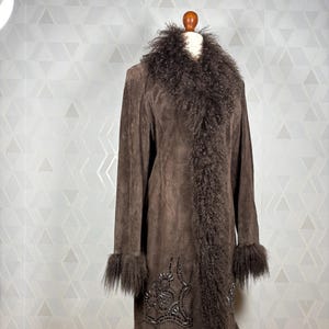 Fourrure de Mongolie vintage presque célèbre en cuir suédé et fourrure d&#39;agneau de Mongolie. Manteau brodé afghan hippie emblématique. Fourrure tibétaine de Mongolie_