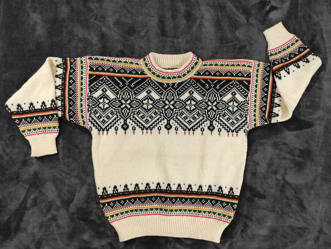 Vintage Dale of Norway Size M Pure New Wool Colorful and Beautifully