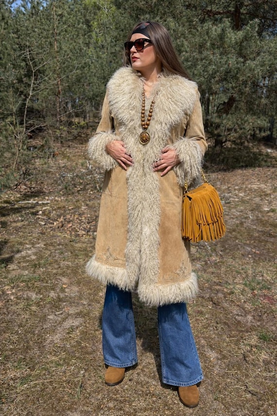THE MOST BEAUTIFUL! Vintage Suede coat embroidered real fur trim 70s Penny Lane inspired mongolian style festival coat. size L