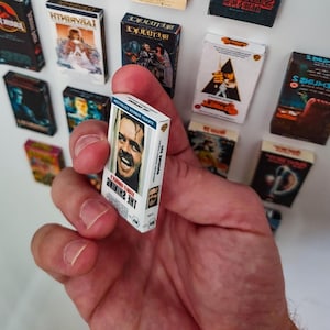 Imán miniatura VHS retro - Seleccione título o envíe una solicitud personalizada - 2,5 x 4,4 cm - Imanes de tierras raras resistentes para refrigerador