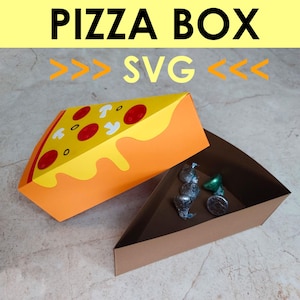 Puede incluir: Una caja de pizza triangular con una tapa amarilla que presenta gráficos de pepperoni rojo y champiñones blancos, junto a una base marrón que contiene cuatro pequeños dulces envueltos. El texto PIZZA BOX SVG aparece arriba.