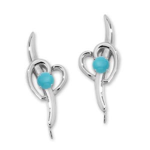 Puede incluir: Un par de pendientes de plata con un diseño de corazón y una piedra turquesa en el centro de cada corazón.