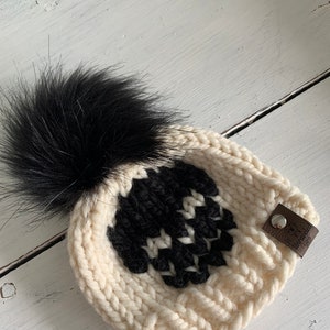 Gorro de punto de Halloween con esqueleto color crema y pompón de piel negra/gorro de invierno
