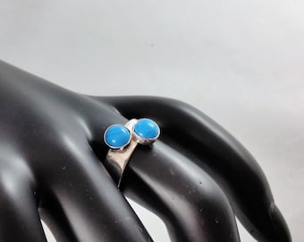 ring with two turquoise gems of 6 mm size 17.5