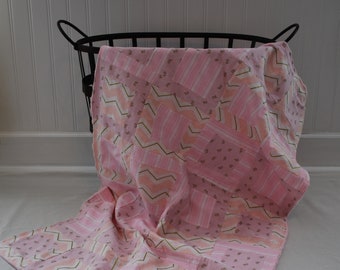 Gold und Rosa Baby Mädchen Patchwork Decke - Chevron Babydecke, Streifen Babydecke, Blumen Babydecke, Gold und Rosa Kinderzimmer Bettwäsche