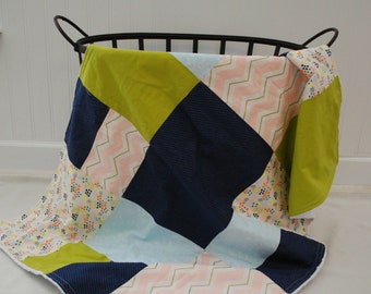 Floral Patchwork Baby Mädchen Decke - Grün, Blau und Rosa Baby Decke, Floral Kinderzimmer Dekor. Baby Girl Shower Geschenk, Minky Baby Girl Decke